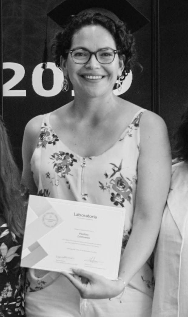 Paulina con birrete, sosteniendo su certificado de Laboratoria.